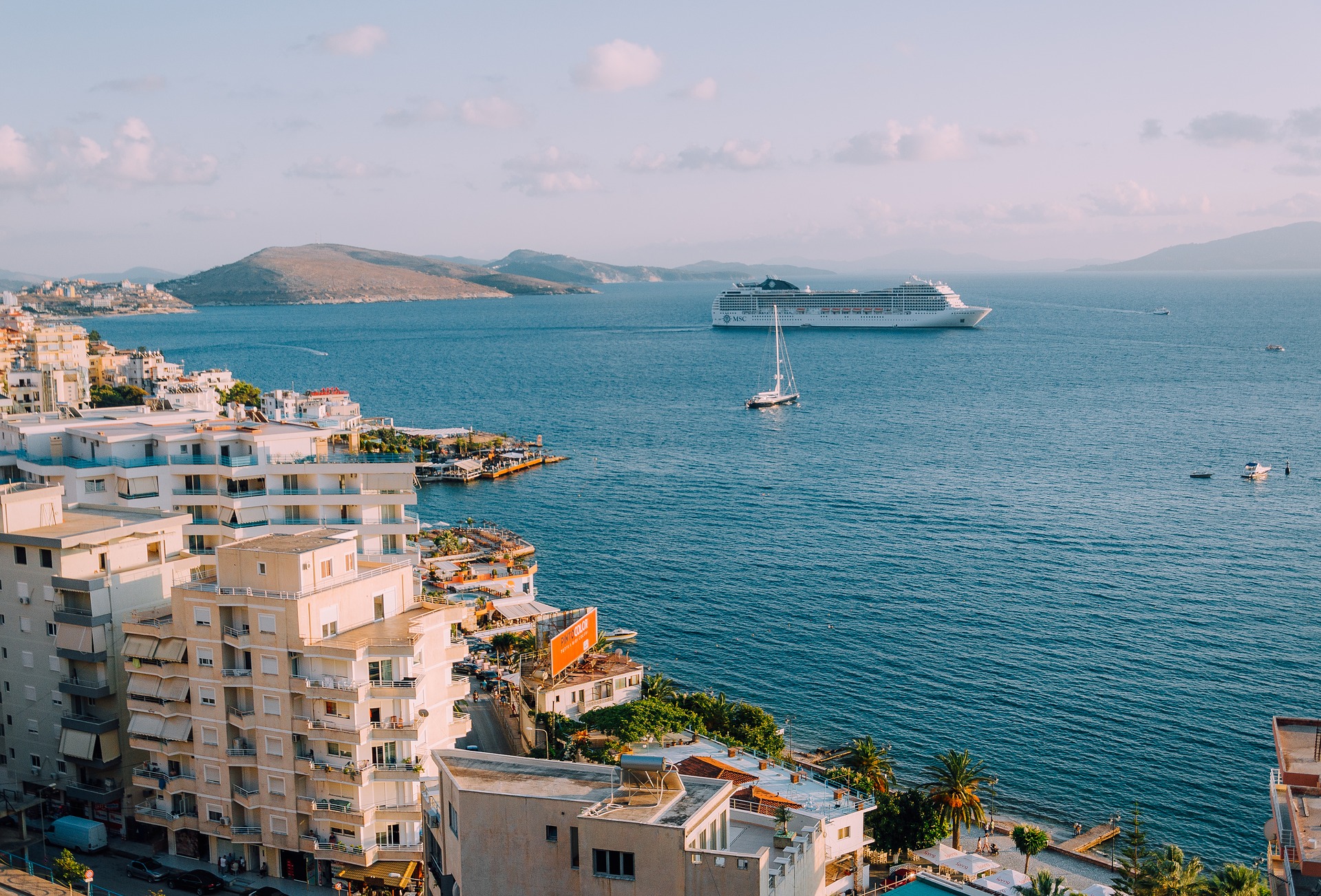 Navire de croisière au large